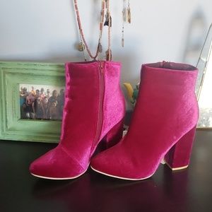 Fuchsia velvety chunky heel boot booties
